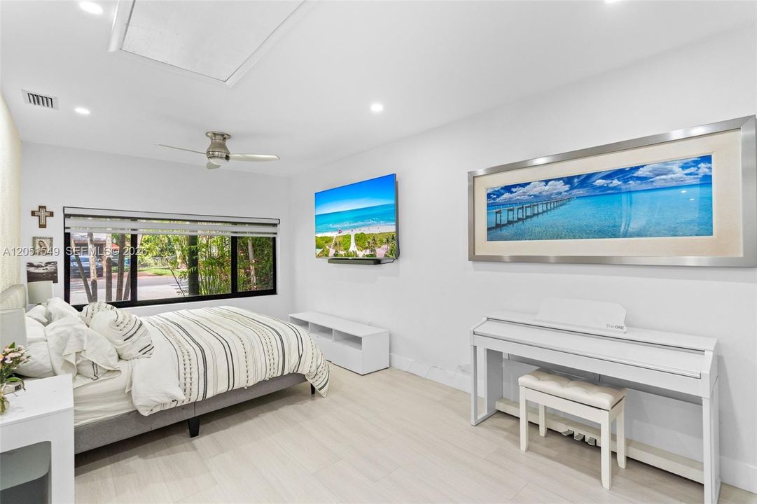 For Rent: $12,000 (4 beds, 3 baths, 1957 Square Feet)