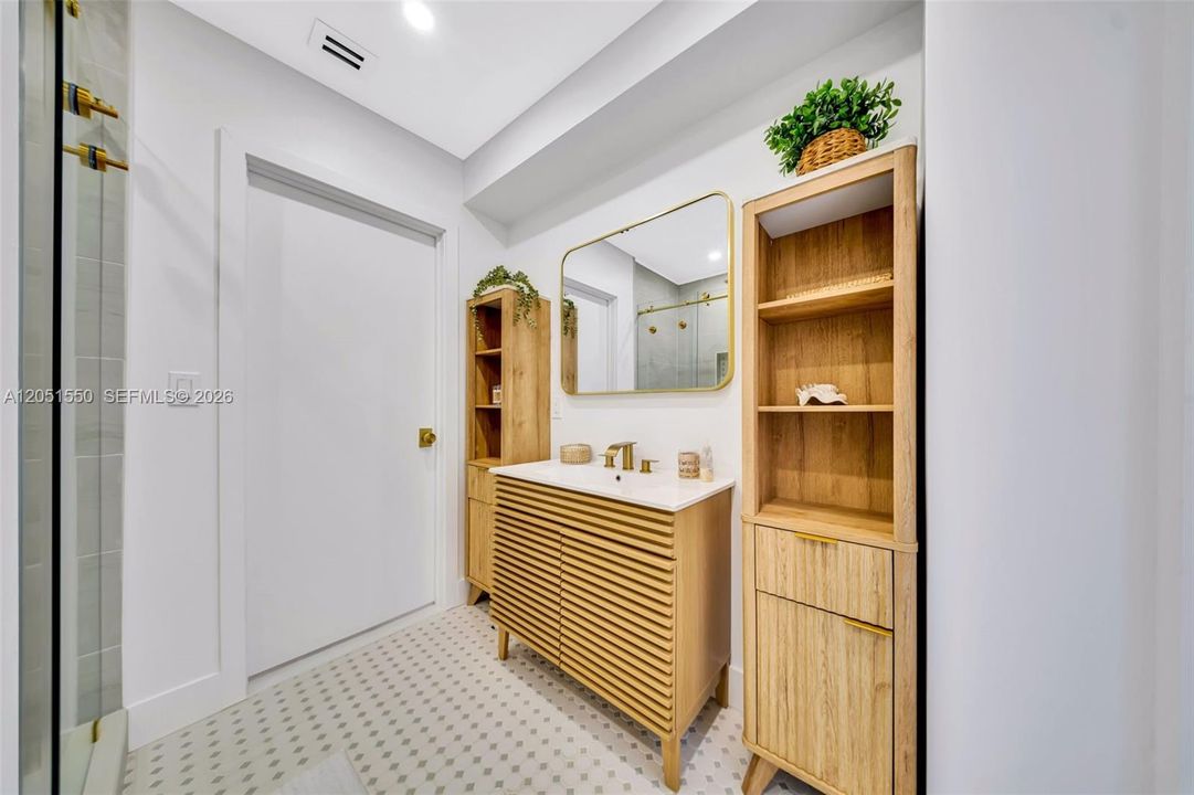 For Rent: $12,500 (4 beds, 3 baths, 1800 Square Feet)