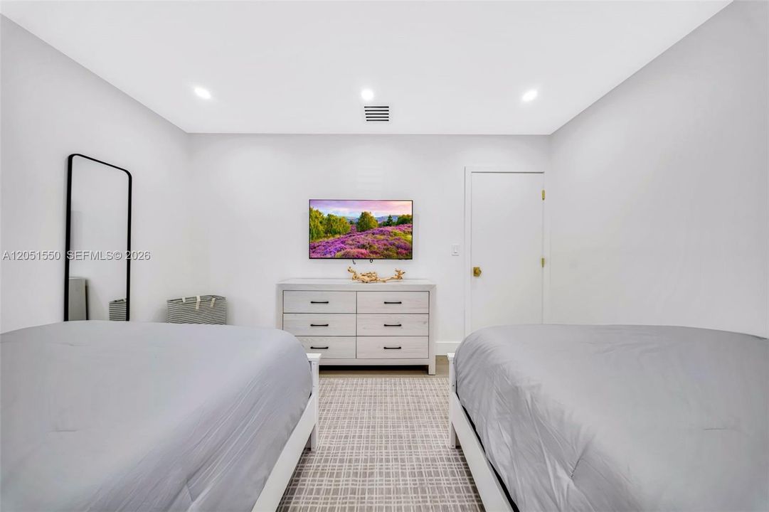 For Rent: $12,500 (4 beds, 3 baths, 1800 Square Feet)