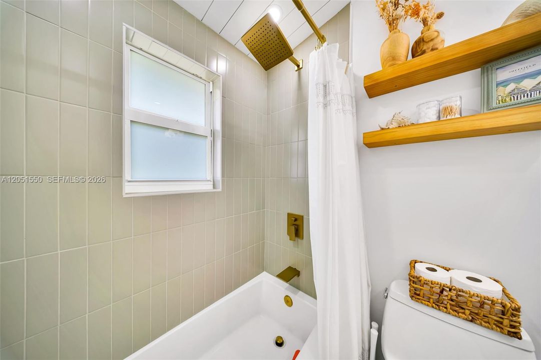 For Rent: $12,500 (4 beds, 3 baths, 1800 Square Feet)