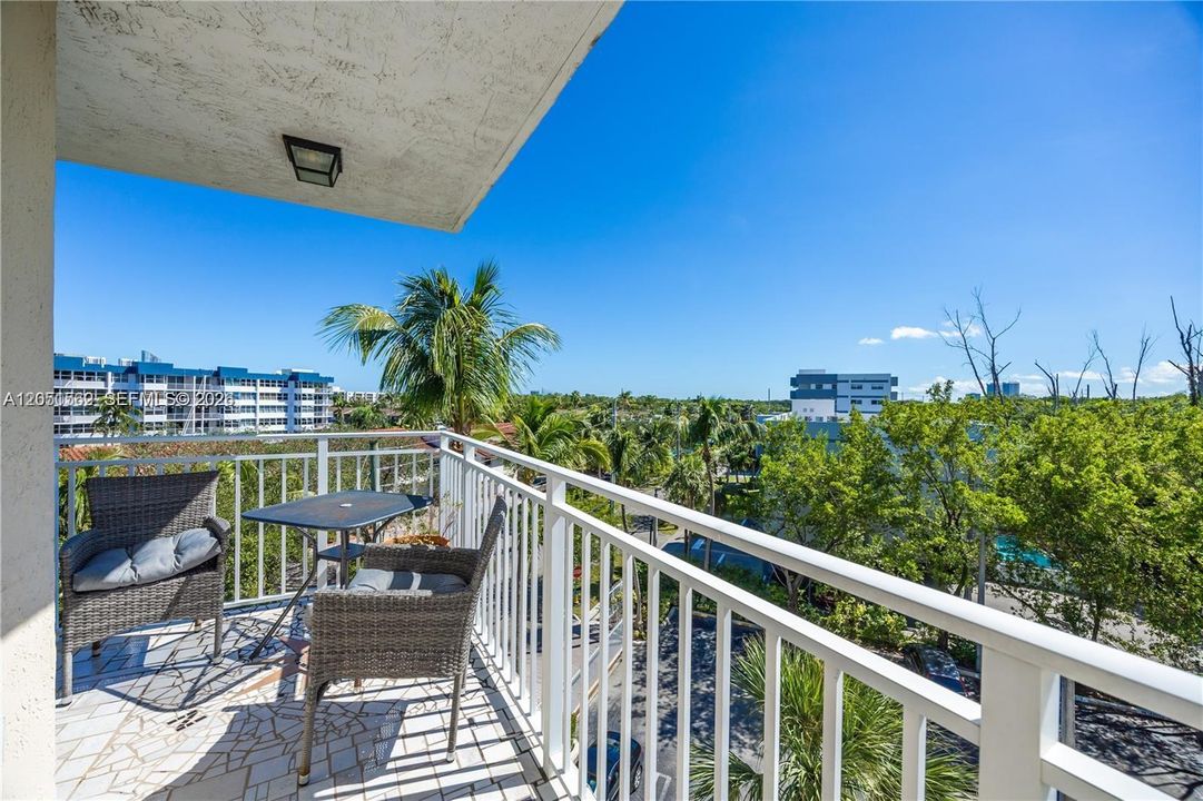 For Sale: $429,000 (1 beds, 2 baths, 1340 Square Feet)