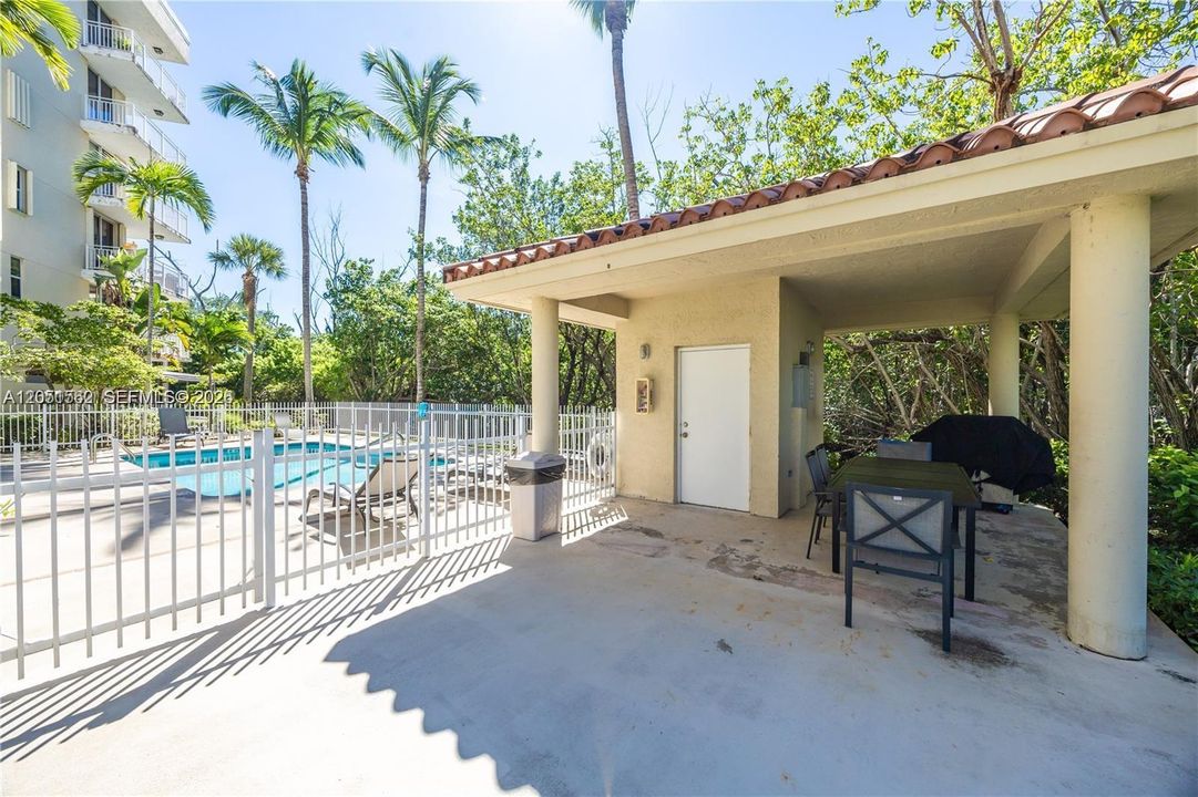 For Sale: $429,000 (1 beds, 2 baths, 1340 Square Feet)