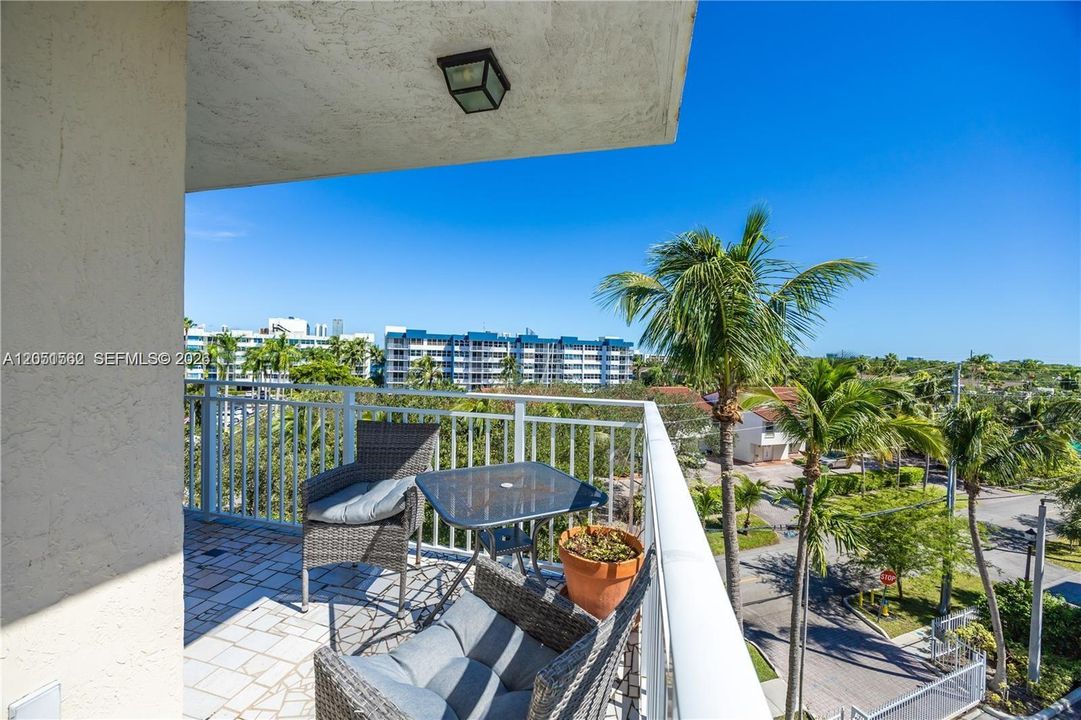 For Sale: $429,000 (1 beds, 2 baths, 1340 Square Feet)