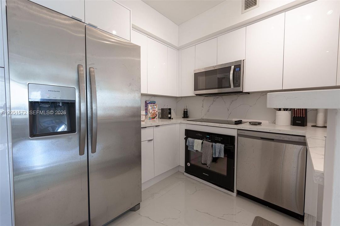 For Rent: $5,000 (2 beds, 2 baths, 1105 Square Feet)