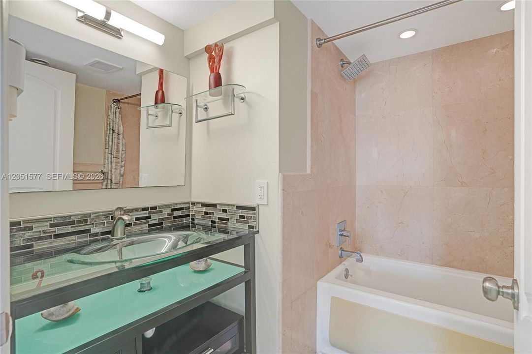 For Rent: $3,950 (2 beds, 2 baths, 1050 Square Feet)
