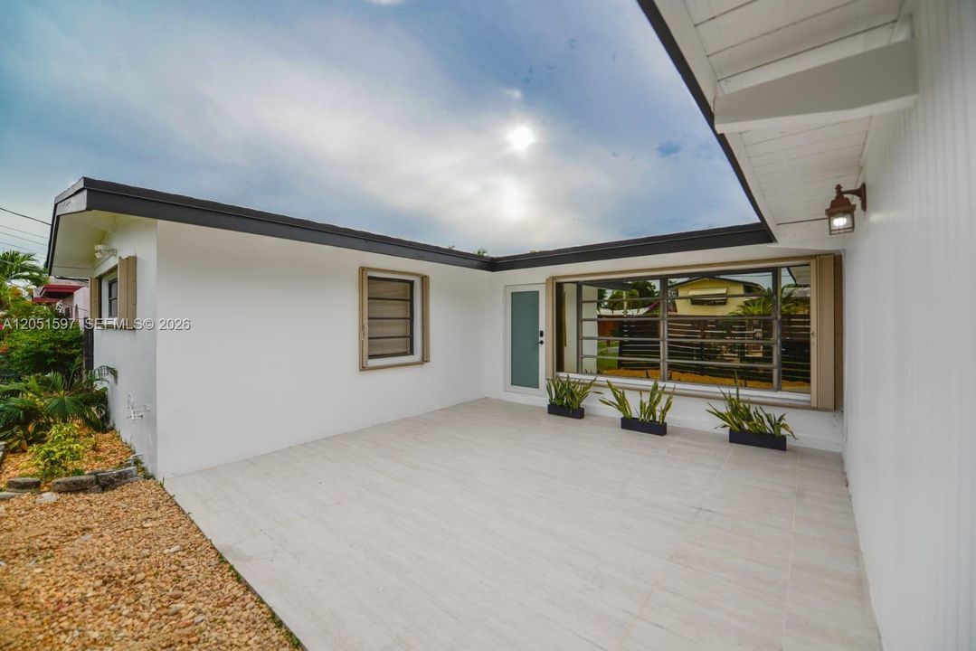 For Sale: $990,000 (3 beds, 3 baths, 1716 Square Feet)