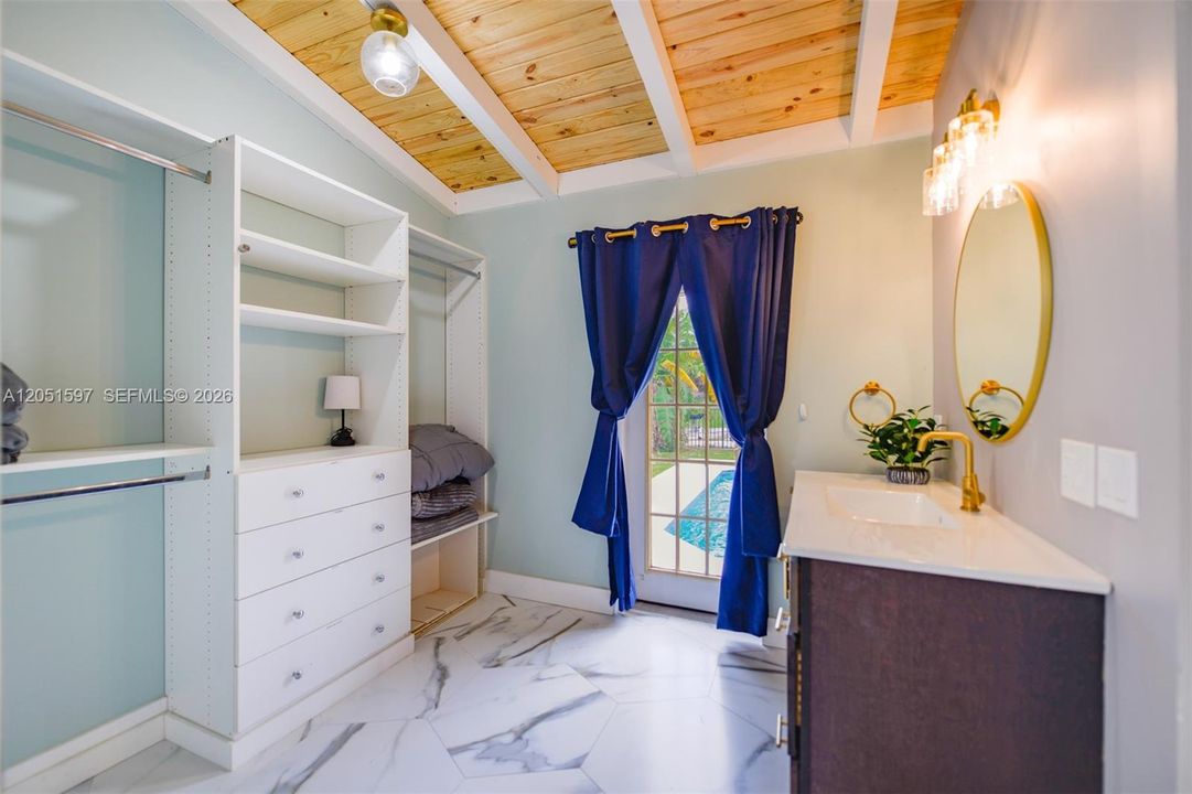 For Sale: $990,000 (3 beds, 3 baths, 1716 Square Feet)