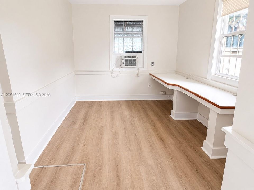 For Rent: $1,250 (1 beds, 1 baths, 2560 Square Feet)