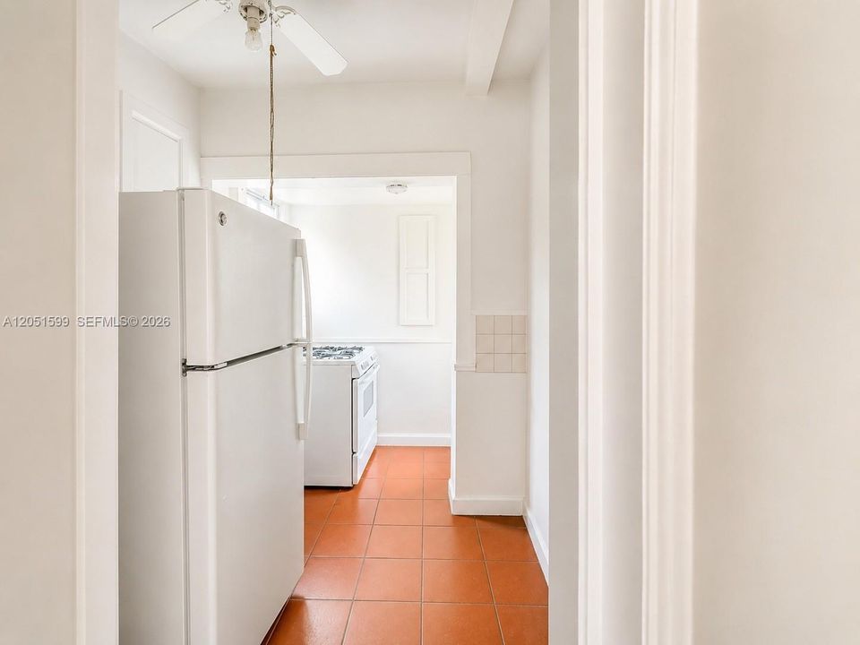 For Rent: $1,250 (1 beds, 1 baths, 2560 Square Feet)