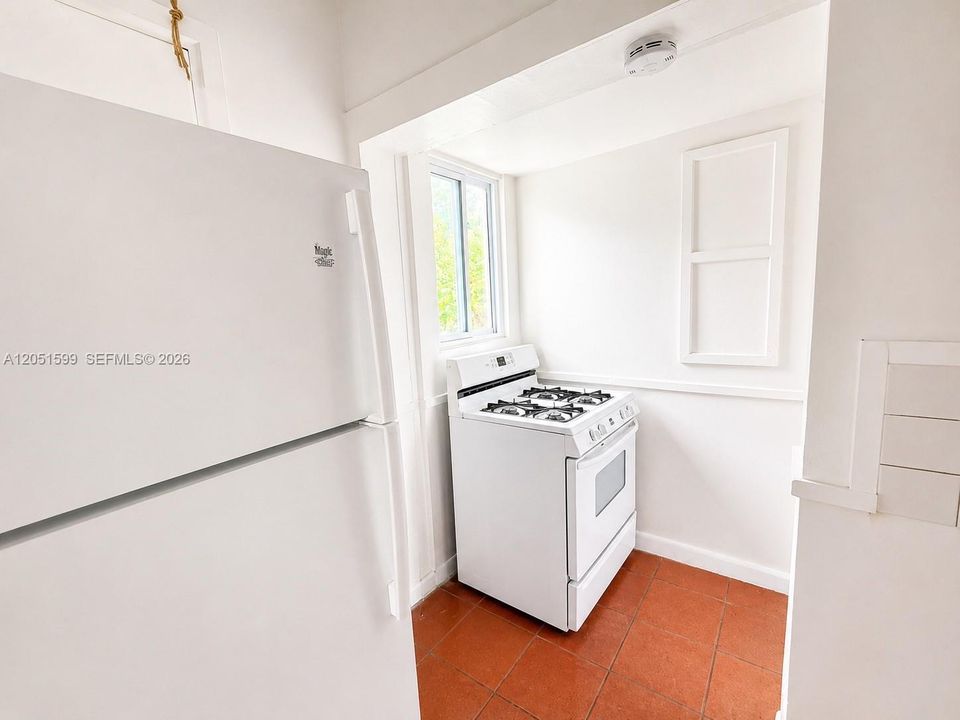 For Rent: $1,250 (1 beds, 1 baths, 2560 Square Feet)