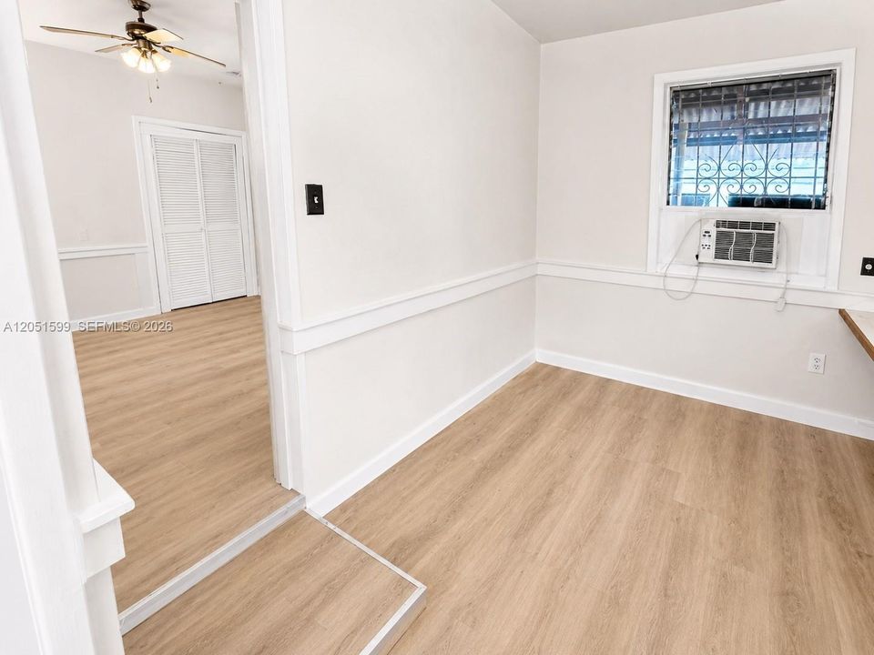 For Rent: $1,250 (1 beds, 1 baths, 2560 Square Feet)