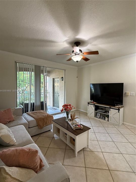 For Rent: $1,800 (1 beds, 1 baths, 740 Square Feet)