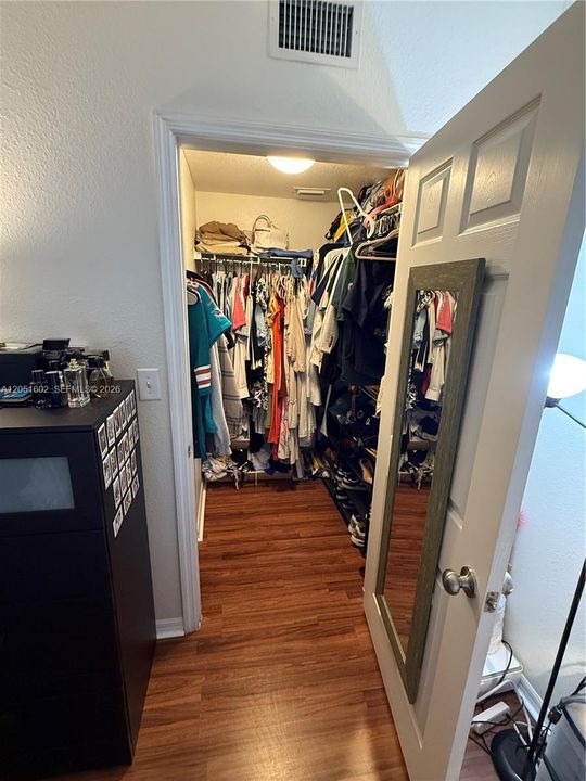 For Rent: $1,800 (1 beds, 1 baths, 740 Square Feet)
