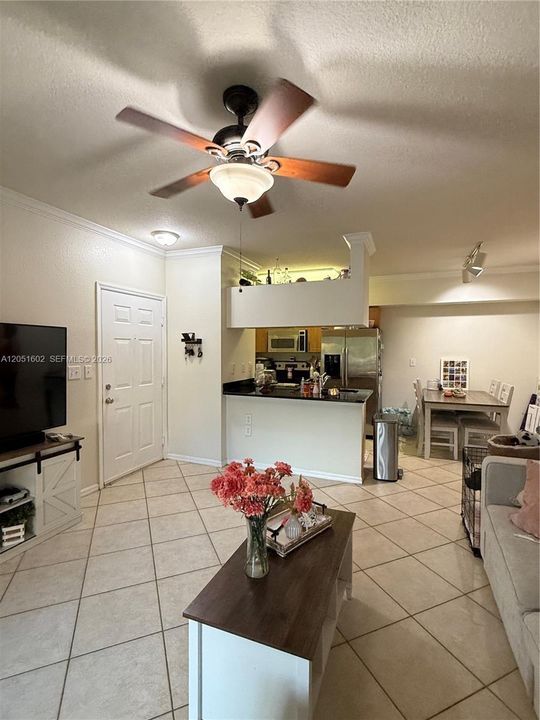 For Rent: $1,800 (1 beds, 1 baths, 740 Square Feet)