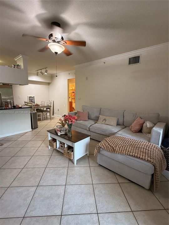 For Rent: $1,800 (1 beds, 1 baths, 740 Square Feet)