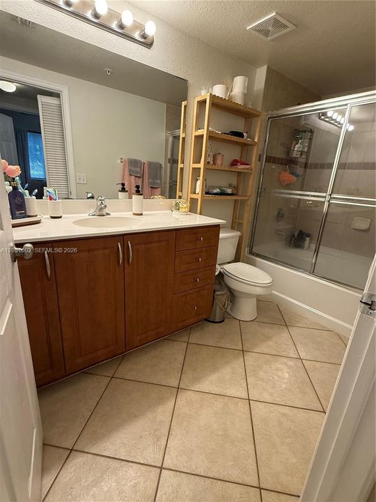 For Rent: $1,800 (1 beds, 1 baths, 740 Square Feet)