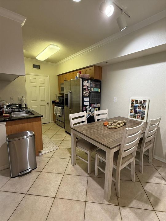 For Rent: $1,800 (1 beds, 1 baths, 740 Square Feet)
