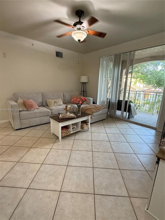 For Rent: $1,800 (1 beds, 1 baths, 740 Square Feet)