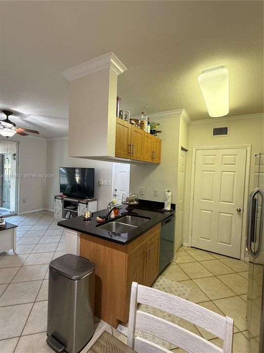 For Rent: $1,800 (1 beds, 1 baths, 740 Square Feet)