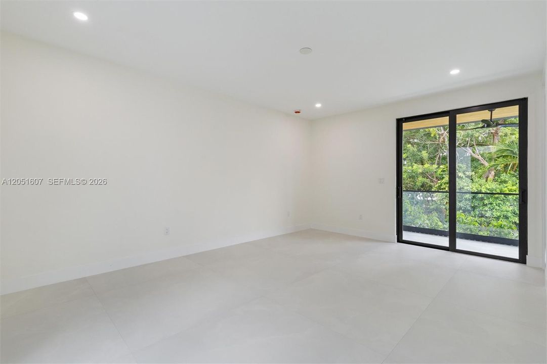 For Sale: $3,249,000 (5 beds, 6 baths, 4902 Square Feet)