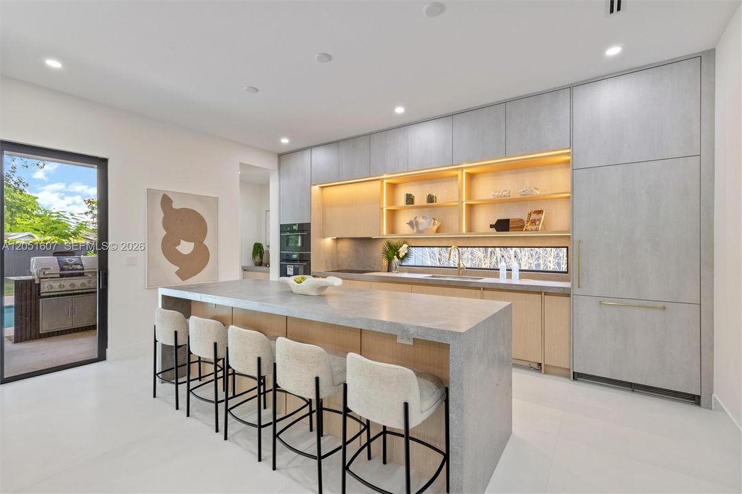 For Sale: $3,249,000 (5 beds, 6 baths, 4902 Square Feet)