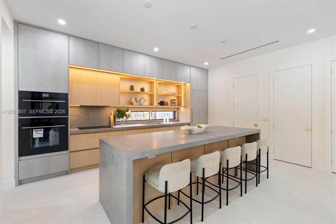 For Sale: $3,249,000 (5 beds, 6 baths, 4902 Square Feet)