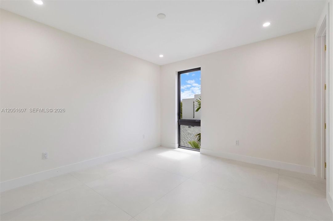 For Sale: $3,249,000 (5 beds, 6 baths, 4902 Square Feet)