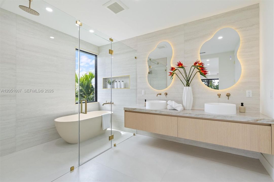 For Sale: $3,249,000 (5 beds, 6 baths, 4902 Square Feet)