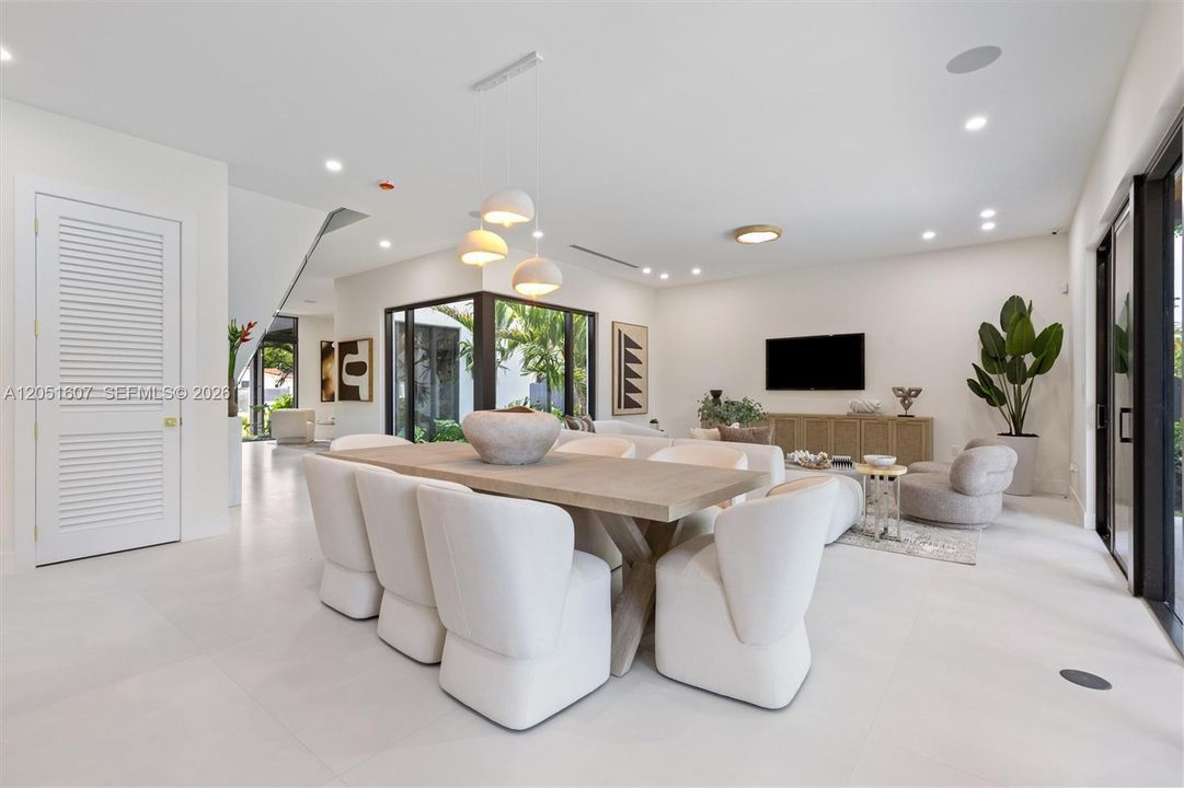For Sale: $3,249,000 (5 beds, 6 baths, 4902 Square Feet)