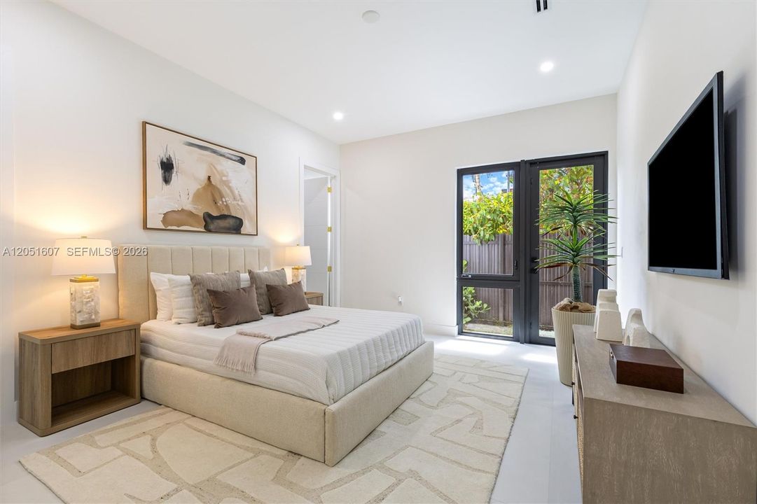 For Sale: $3,249,000 (5 beds, 6 baths, 4902 Square Feet)