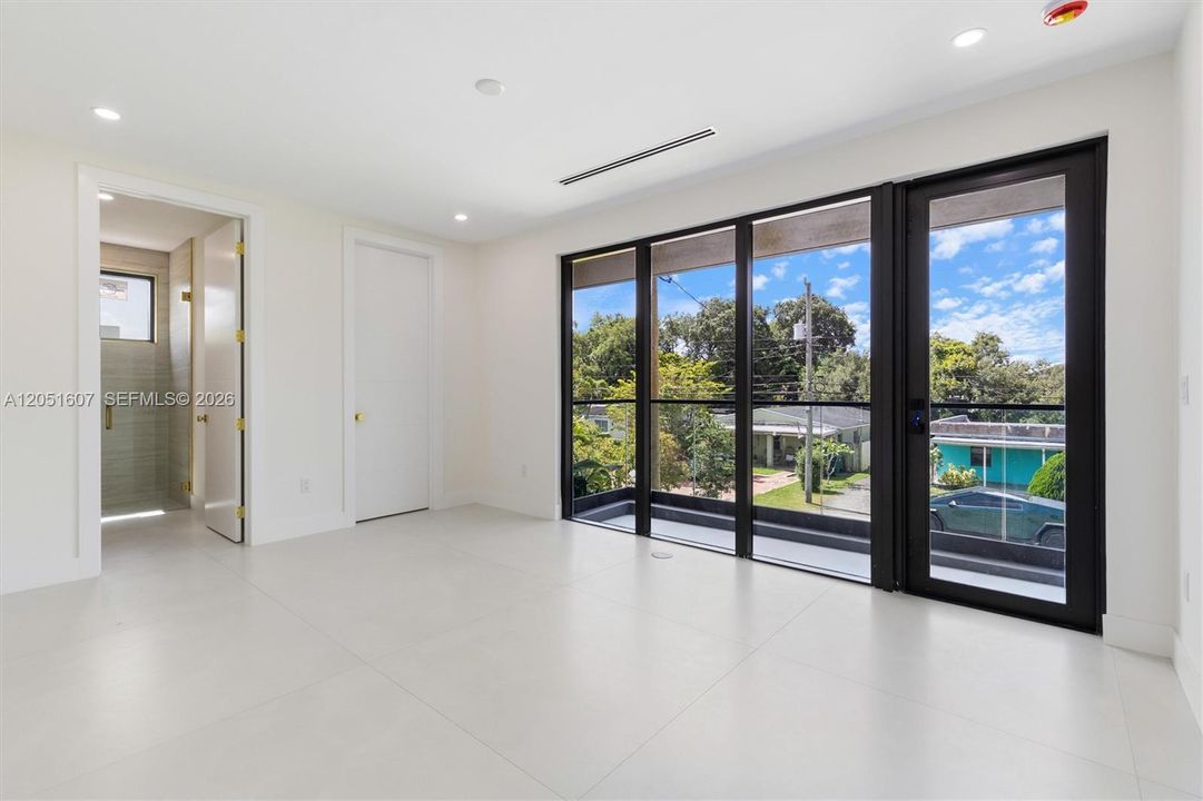 For Sale: $3,249,000 (5 beds, 6 baths, 4902 Square Feet)