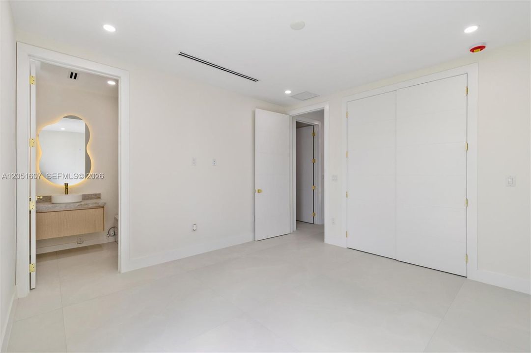 For Sale: $3,249,000 (5 beds, 6 baths, 4902 Square Feet)