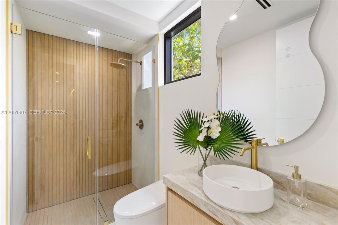 For Sale: $3,249,000 (5 beds, 6 baths, 4902 Square Feet)