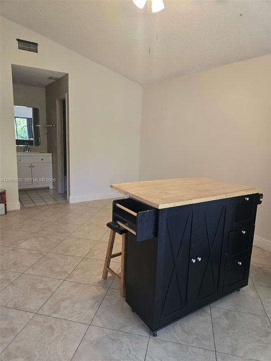 En Renta: $1,400 (1 camas, 1 baños, 1470 Pies cuadrados)
