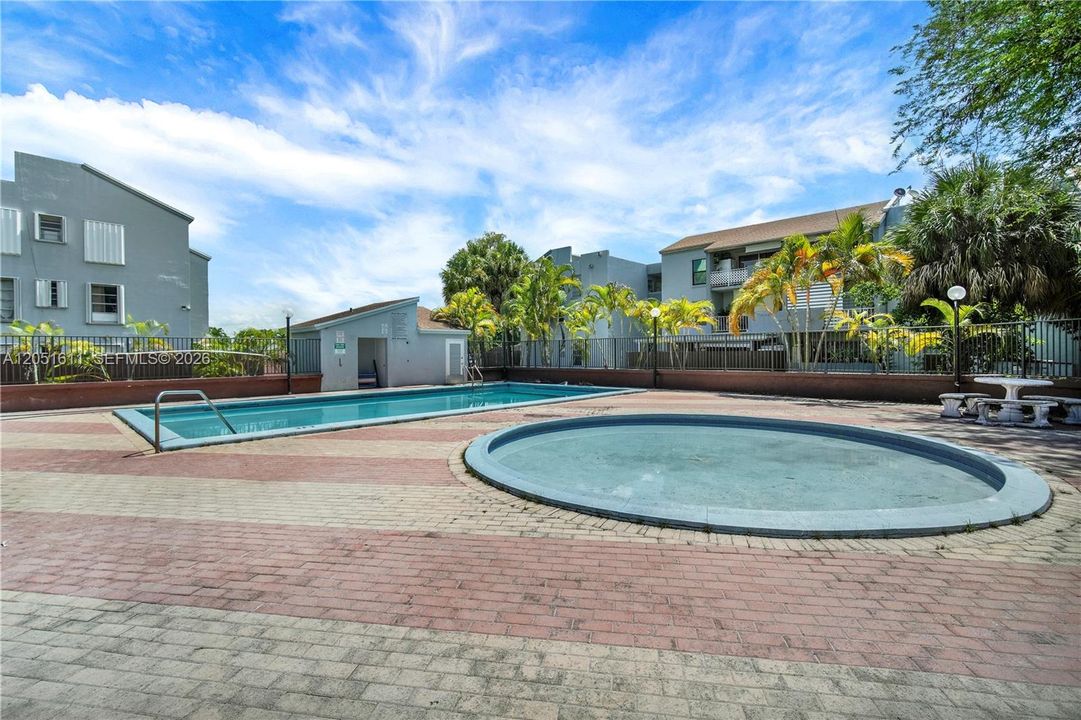 For Sale: $239,000 (2 beds, 2 baths, 908 Square Feet)