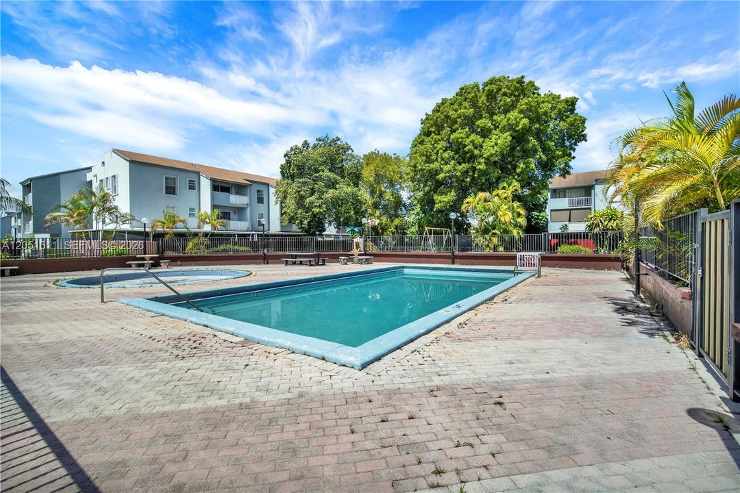 For Sale: $239,000 (2 beds, 2 baths, 908 Square Feet)
