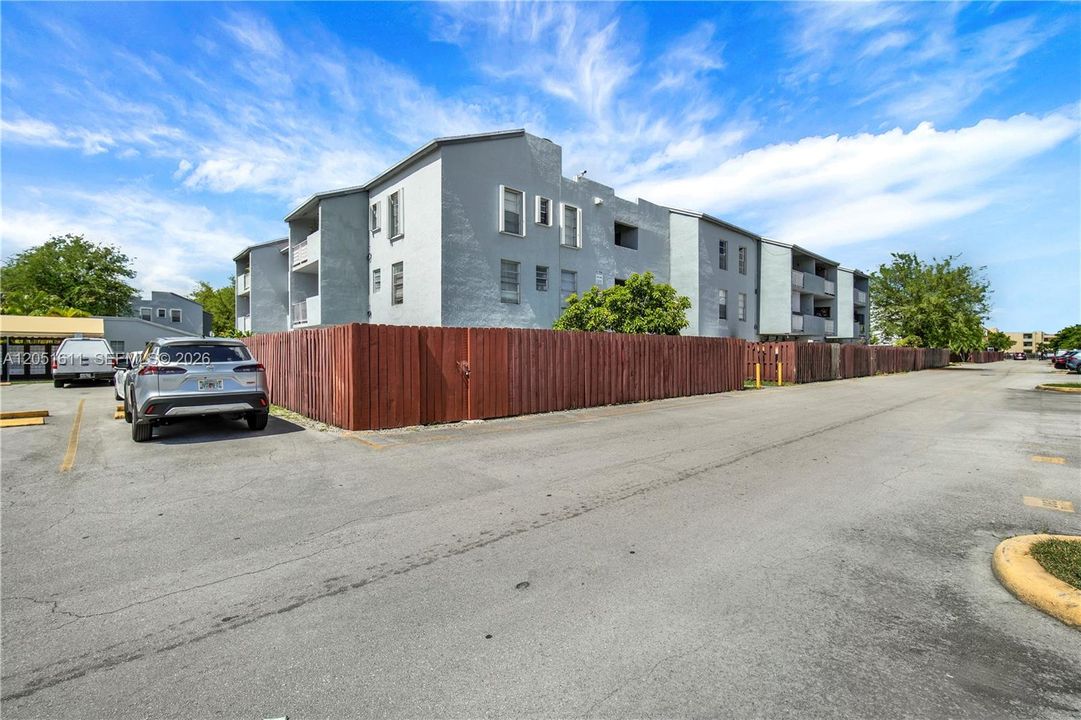 For Sale: $239,000 (2 beds, 2 baths, 908 Square Feet)