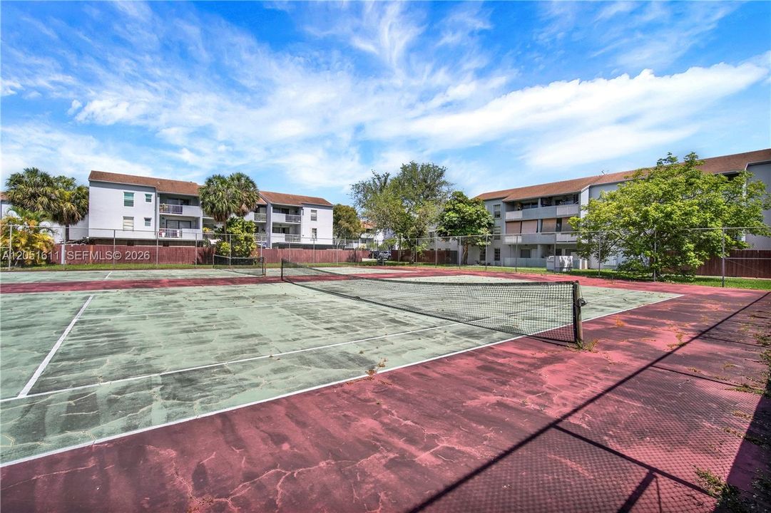 For Sale: $239,000 (2 beds, 2 baths, 908 Square Feet)