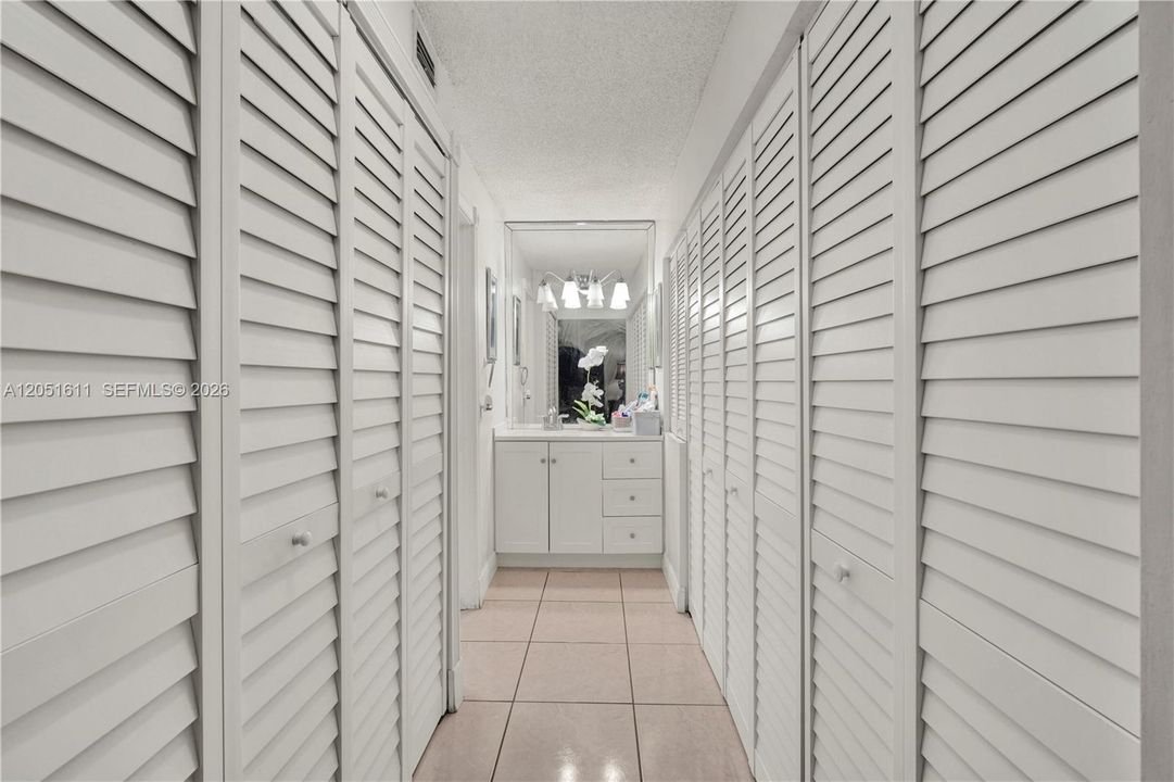 For Sale: $239,000 (2 beds, 2 baths, 908 Square Feet)