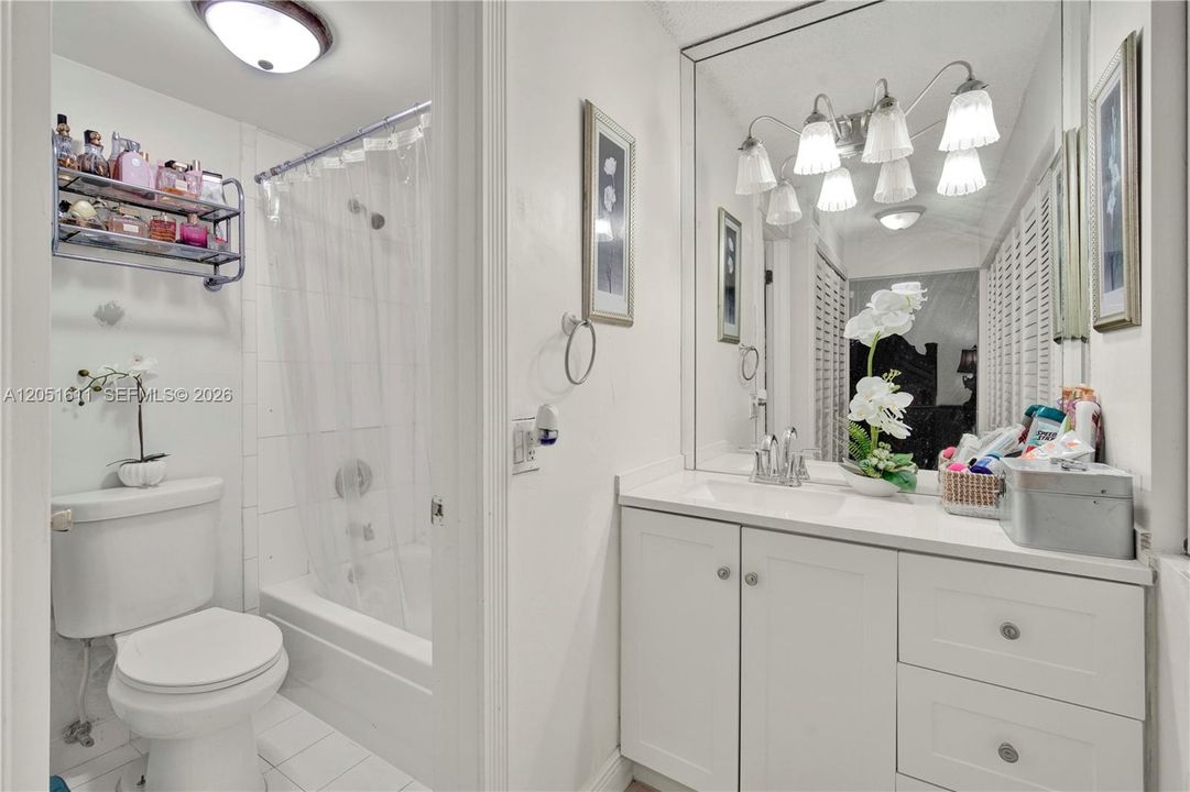 For Sale: $239,000 (2 beds, 2 baths, 908 Square Feet)