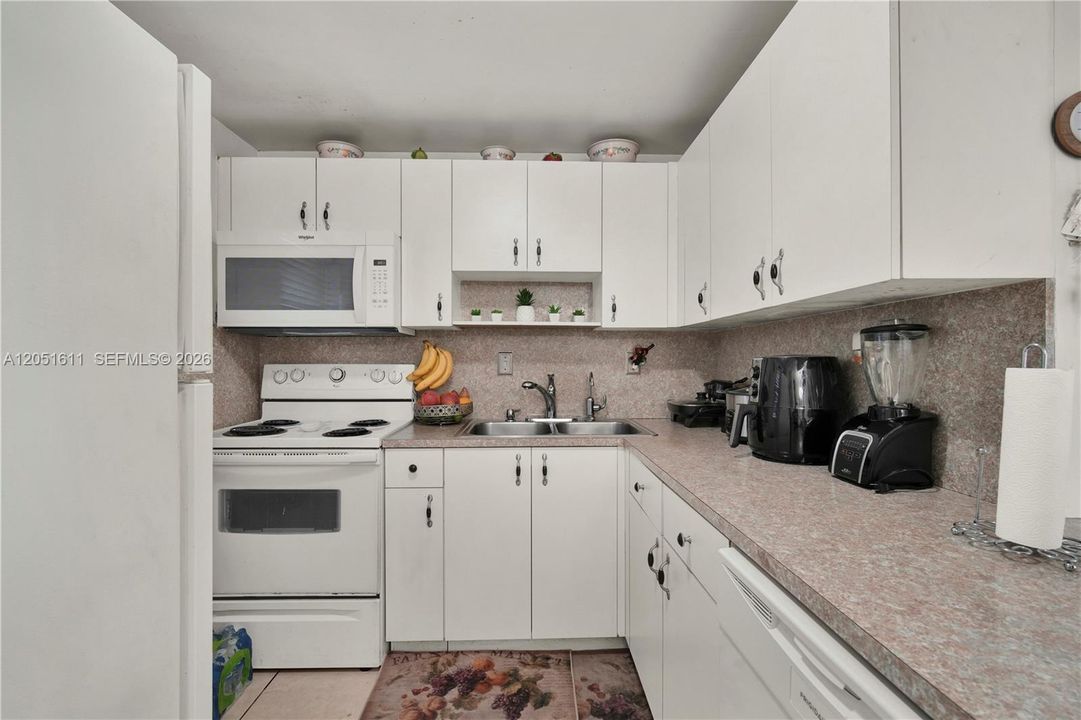 For Sale: $239,000 (2 beds, 2 baths, 908 Square Feet)