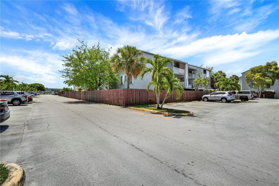 For Sale: $239,000 (2 beds, 2 baths, 908 Square Feet)