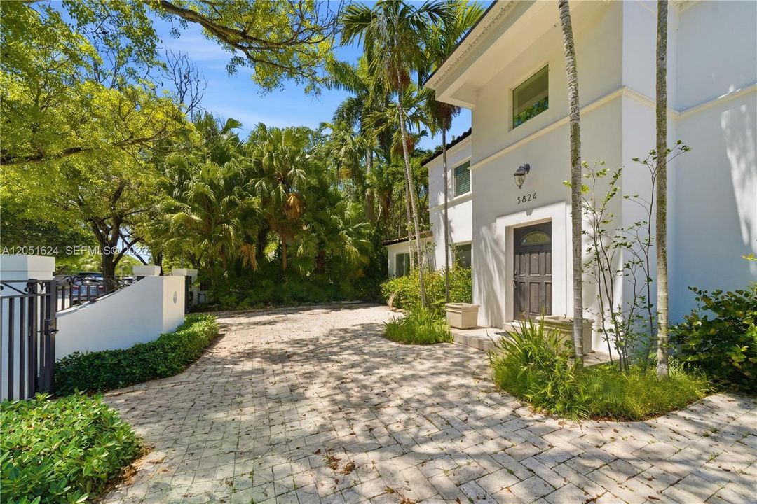 En Renta: $25,000 (4 camas, 3 baños, 2932 Pies cuadrados)
