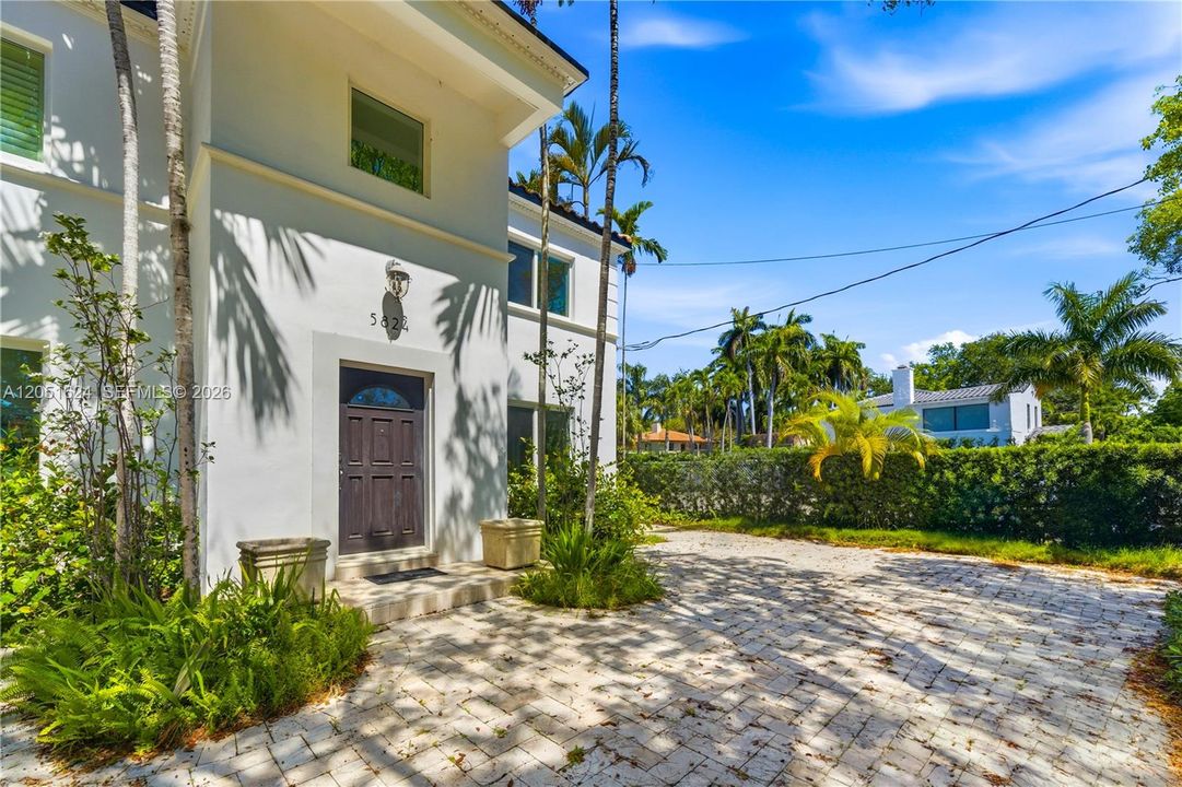 En Renta: $25,000 (4 camas, 3 baños, 2932 Pies cuadrados)