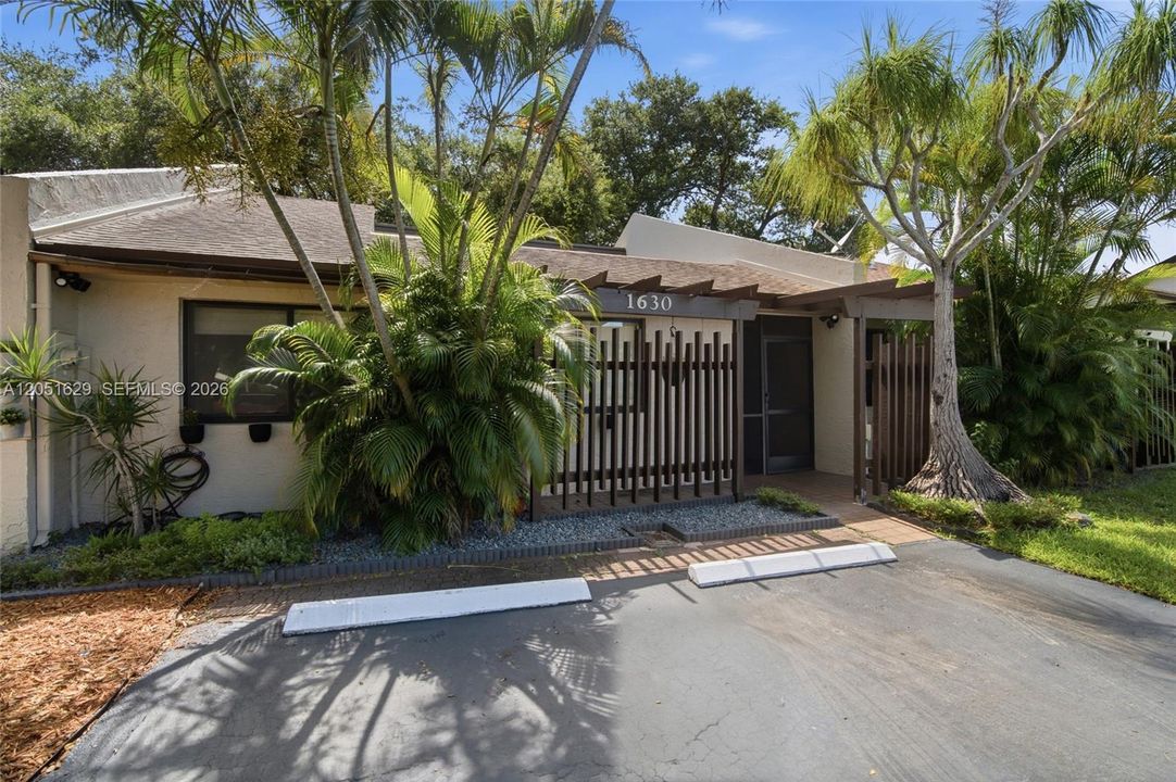 For Sale: $455,000 (2 beds, 2 baths, 1168 Square Feet)