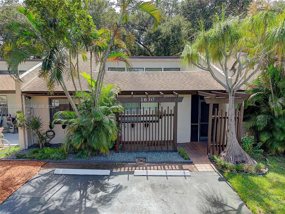 For Sale: $455,000 (2 beds, 2 baths, 1168 Square Feet)