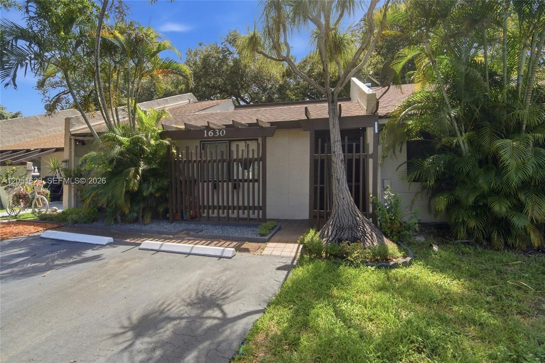 For Sale: $455,000 (2 beds, 2 baths, 1168 Square Feet)