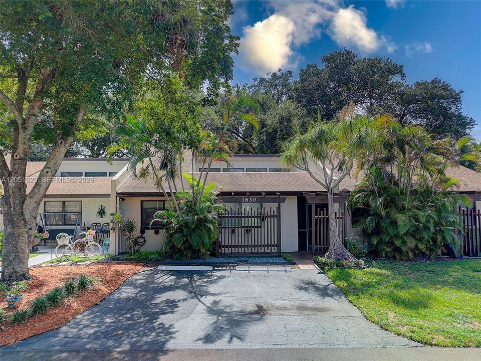 For Sale: $455,000 (2 beds, 2 baths, 1168 Square Feet)