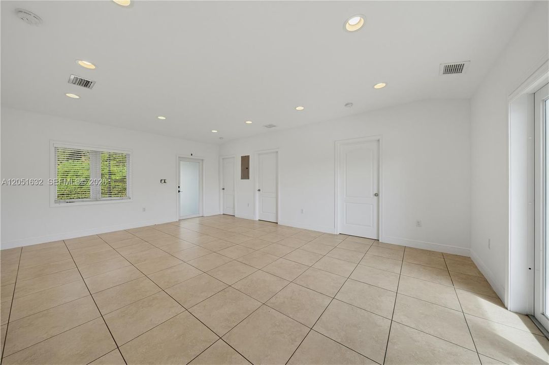 For Rent: $3,000 (3 beds, 1 baths, 1611 Square Feet)