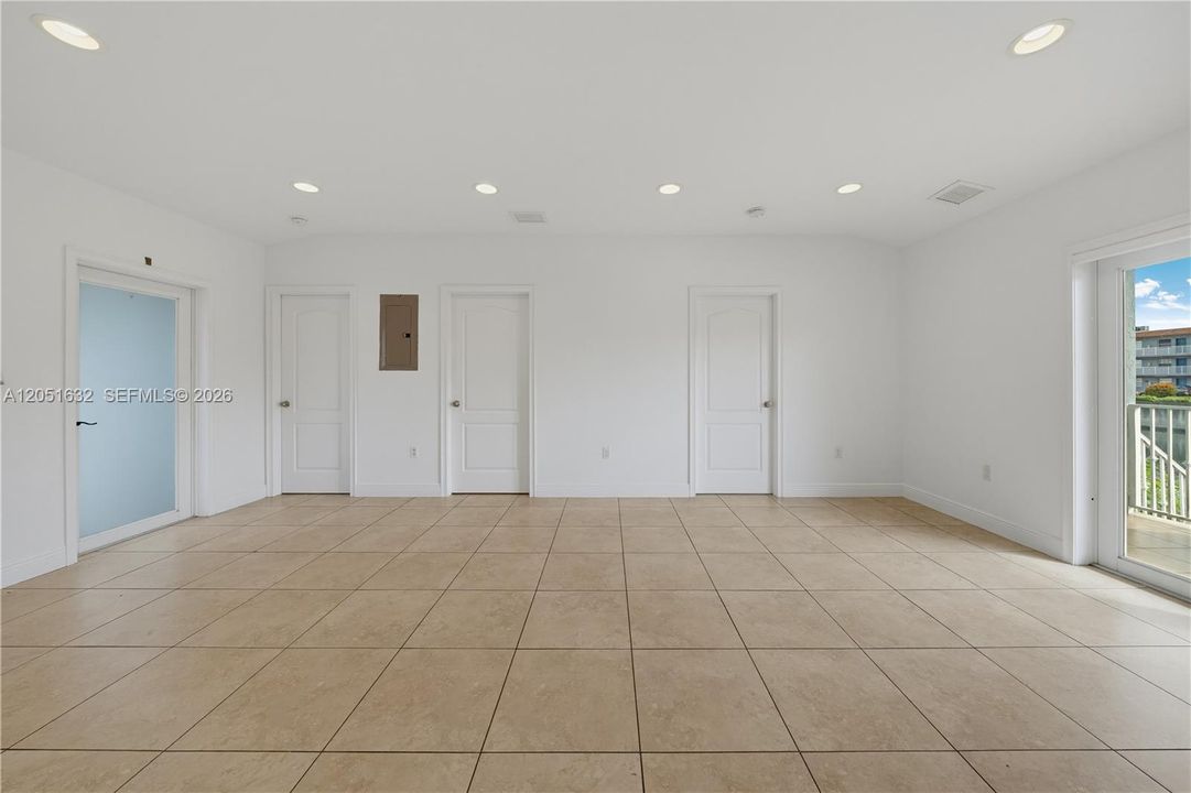 For Rent: $3,000 (3 beds, 1 baths, 1611 Square Feet)